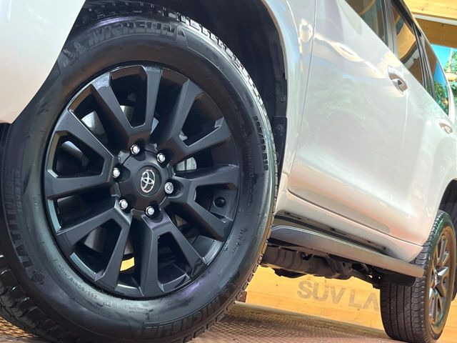 �y����18�C���`�A���~�z�C�[���z�O�ςɃ}�b�`���������A���~�z�C�[���𑕒����Ă���܂��B�e��ЊO�A���~�z�C�[����A�X�^�b�h���X�^�C�����戵�����Ă���܂��B���񂲑��k����������