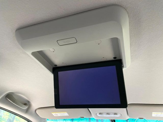 【フリップダウンモニター】大画面モニターで後席でもエンタメをお楽しみいただけます。小さなお子様にも大人気の装備です♪