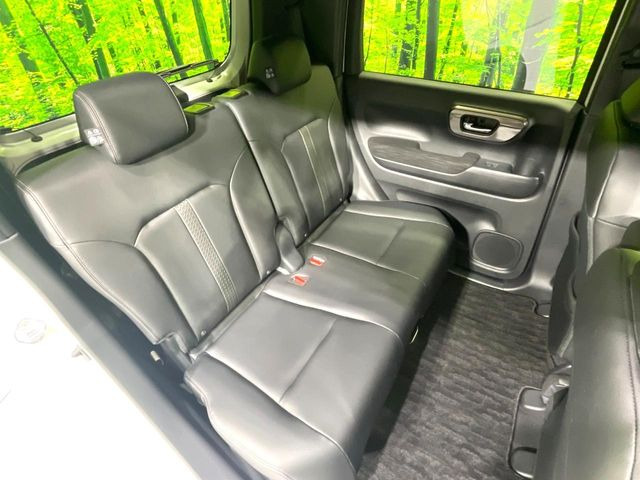 後部座席も気になるようなキズ・汚れやへたり等、大きなダメージはなく、良好な状態です。