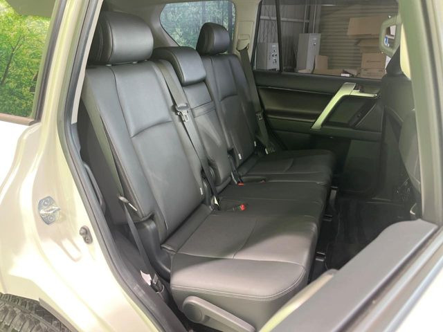 後部座席も気になるようなキズ・汚れやへたり等、大きなダメージはなく、良好な状態です。