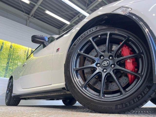 �y����17�C���`�A���~�z�C�[���z�O�ςɃ}�b�`���������A���~�z�C�[���𑕒����Ă���܂��B�e��ЊO�A���~�z�C�[����A�X�^�b�h���X�^�C�����戵�����Ă���܂��B���񂲑��k����������