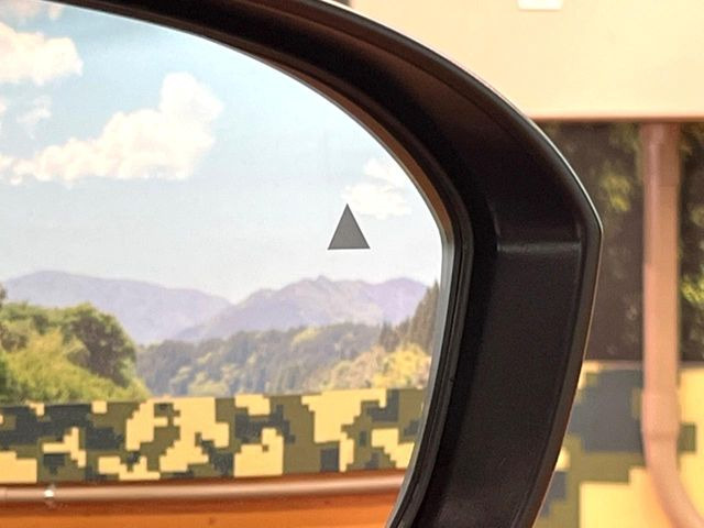 【ブラインドスポットワーニング】走行中、ドアミラーの死角になりやすい箇所に後続車が接近するとサイドミラー付近に警告を表示、ドライバーに注意喚起をしてくれます。