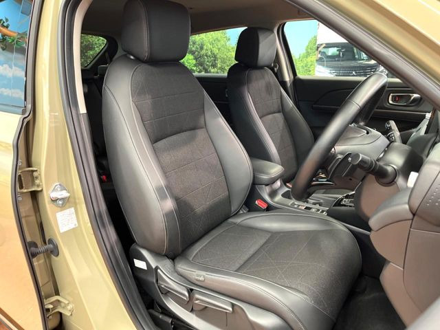 【ハーフレザーシート】高級感と座り心地を両立した人気のシート♪背面・座面のファブリック素材は、通気性の良さや滑りにくさに優れています。気温や服装に左右されず快適にお乗りいただけます。