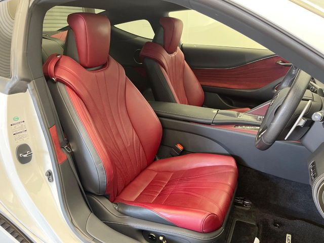 【本革シート】上質な本革を使用し、高級感あふれる本革シート。常に体に触れる部分だから、座り心地の良さにはこだわりたいですね♪汚れの付着や劣化を抑制する内装コーティング施工もおススメですよ♪