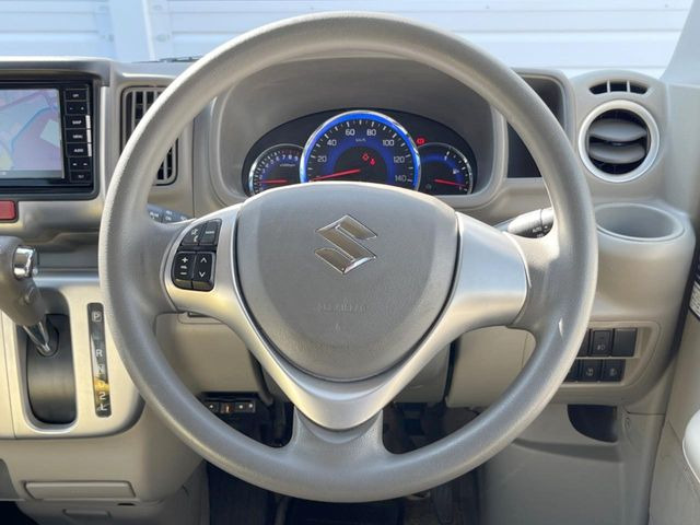 �C���e���A�ɍ��킹���f�U�C���̃X�e�A�����O�́A�^�]�������̂��Ƃ��l���A�^�]���₷���`��A�傫���ł��B�����x�A���ۂɐG���Ă��m���߂��������B