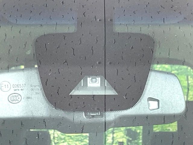 【エマージェンシーブレーキ】走行中に前方の車両等を認識し、衝突しそうな時は警報とブレーキで衝突回避と被害軽減をアシスト。より安全にドライブをお楽しみいただけます。