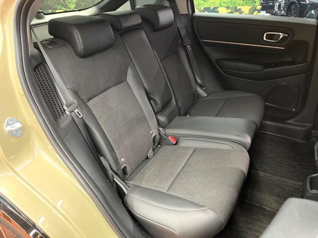 後部座席も気になるようなキズ・汚れやへたり等、大きなダメージはなく、良好な状態です。