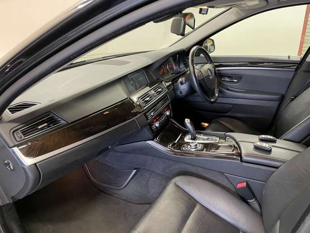 助手席も極端な使用感などなく綺麗な状態です!匂いなど気になる方は是非ご来店ください!!