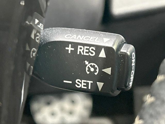 【クルーズコントロール】高速道路もラクラク走行。アクセルを離しても一定速度で走行ができ、長距離運転時の負担を軽減!加速・減速も簡単なスイッチ操作で調整できます。