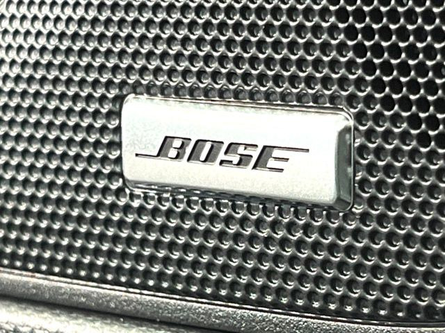 【BOSEサウンドシステム】メーカーオプションの高品位サウンドシステムを搭載。専用のチューニングが施された大小様々なスピーカーから良質なサウンドが奏でられ、臨場感あふれる音響空間を演出します。