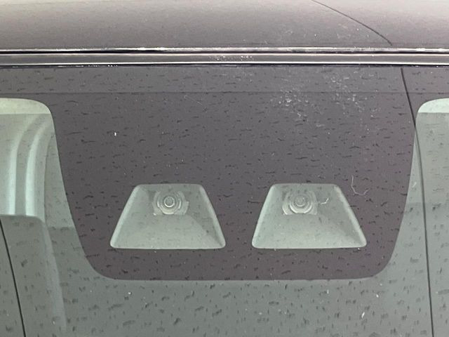 【スマートアシスト】走行中に前方の車両等を認識し、衝突しそうな時は警報とブレーキで衝突回避と被害軽減をアシスト。より安全にドライブをお楽しみいただけます。