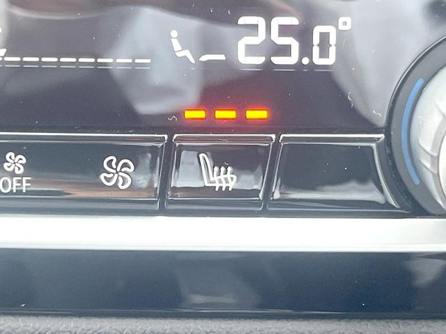 ●全席シートヒーター:高級感あふれるレザーシートに、前席・後席にシートヒーターを搭載しております。