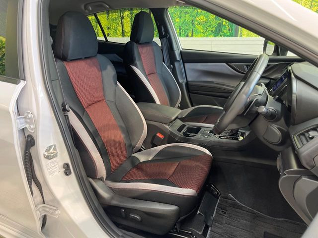 【ハーフレザーシート】高級感と座り心地を両立した人気のシート♪背面・座面のファブリック素材は、通気性の良さや滑りにくさに優れています。気温や服装に左右されず快適にお乗りいただけます。