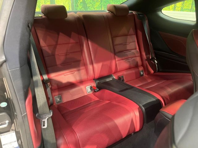 後部座席も気になるようなキズ・汚れやへたり等、大きなダメージはなく、良好な状態です。