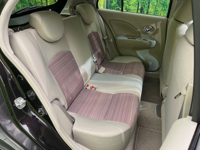 後部座席も気になるようなキズ・汚れやへたり等、大きなダメージはなく、良好な状態です。