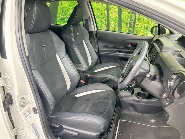 運転席まわりには十分なスペースがあり、大柄な方でもゆったり運転していただける環境です。