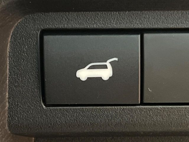 【パワーバックドア】スマートキーや運転席のボタンを押すだけでリアゲートが自動で開閉します!荷物を持っている時や、高い位置にあるバックドアを閉める際に便利な機能です♪