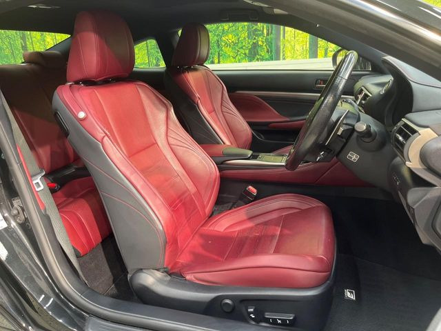 【本革シート】上質な本革を使用し、高級感あふれる本革シート。常に体に触れる部分だから、座り心地の良さにはこだわりたいですね♪汚れの付着や劣化を抑制する内装コーティング施工もおススメですよ♪