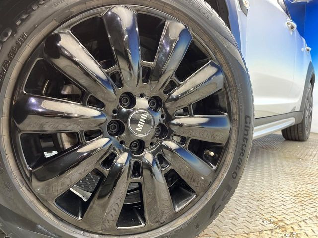 ●純正18+インチアルミホイール:輸入車ならではの卓越した走りを支えるホイールと足回りです!日本車の走りに慣れている方にもぜひ体感して頂きたいほど、高いレベルでまとまってい