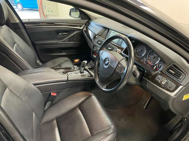 運転席は使用感などなく綺麗な状態です!匂いなど気になる方は是非ご来店ください!