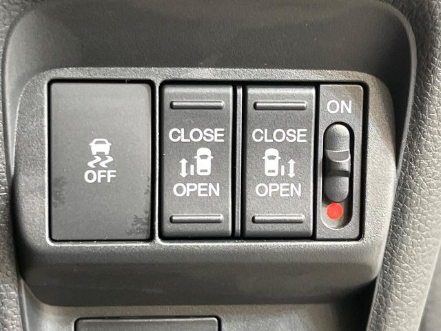 【両側パワースライドドア】スマートキーや運転席のスイッチで後席両側スライドドアの開閉が可能♪電動だから力を入れてドアを開ける必要が無く、小さなお子様でも簡単に開け閉めでき快適です♪