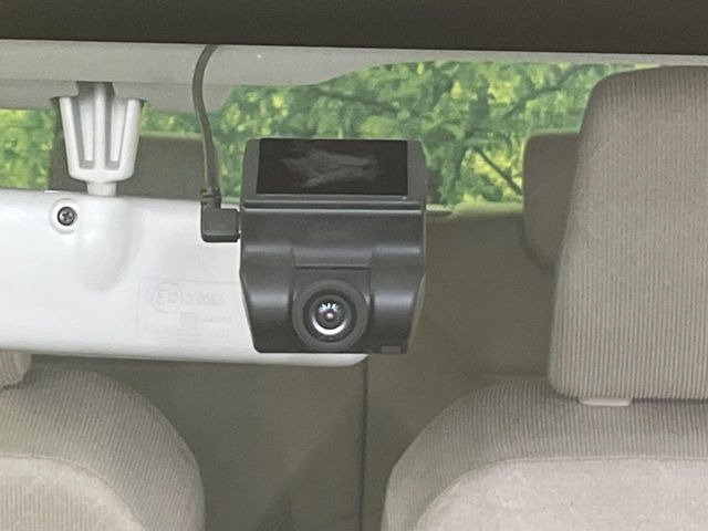 【ドライブレコーダー】安心・安全なカーライフに必須のドライブレコーダーを装備!走行中はもちろん、あおり運転や事故に遭遇した際の状況も映像で記録し、万一のリスクに備えます。