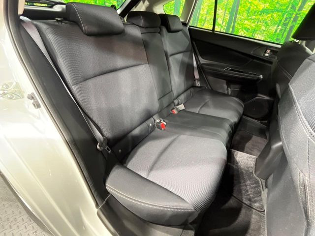 広々とした2列目シートは居住性が高く、居心地も快適!友達や家族とのお出かけにぴったりです。ベビーシートやチャイルドシート使用時も快適にお過ごしいただける十分な空間を確保しています。