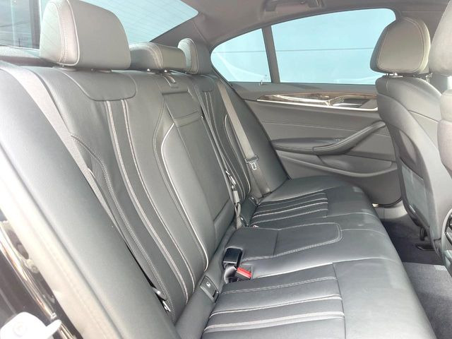 ●後部座席も気になるようなキズ・汚れやへたり等、大きなダメージはなく、良好な状態です。