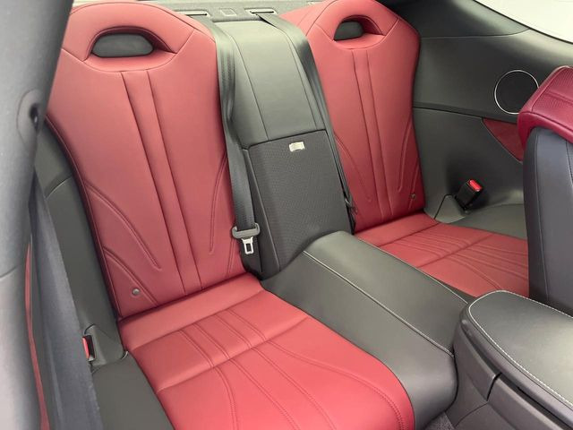 後部座席も気になるようなキズ・汚れやへたり等、大きなダメージはなく、良好な状態です。