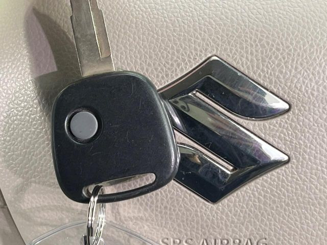 【キーレス】少し離れた場所からでもボタン一つでドアの開錠・施錠ができるのでとっても便利!ドアの鍵穴周りに傷をつけることもありません♪