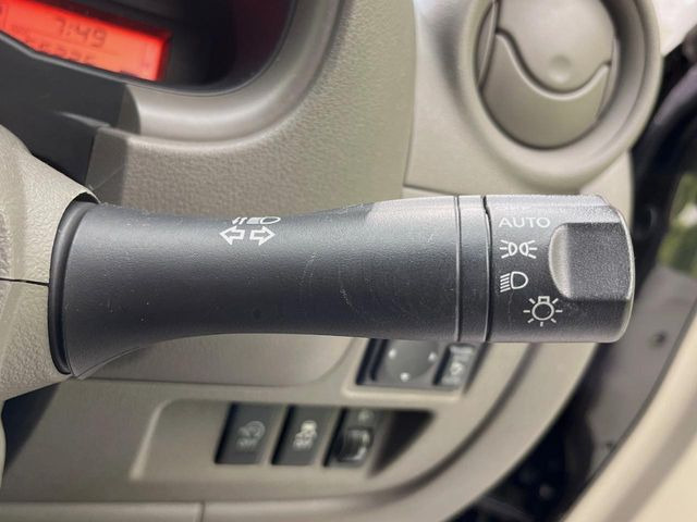 【オートライト】周りの明るさに応じて自動でヘッドライトの点灯・消灯ができる機能です!ライトの付け忘れ・消し忘れなどが無くなり、雨の日や夕方の走行も安心!トンネル通過時も便利ですね♪