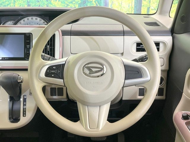 �C���e���A�ɍ��킹���f�U�C���̃X�e�A�����O�́A�^�]�������̂��Ƃ��l���A�^�]���₷���`��A�傫���ł��B�����x�A���ۂɐG���Ă��m���߂��������B