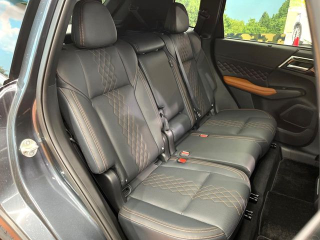 後部座席も気になるようなキズ・汚れやへたり等、大きなダメージはなく、良好な状態です。