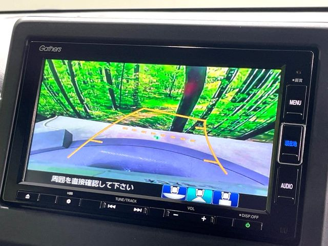 【バックカメラ】駐車時に後方がリアルタイム映像で確認できます。大型商業施設や立体駐車場での駐車時や、夜間のバック時に大活躍!運転スキルに関わらず、今や必須となった装備のひとつです!
