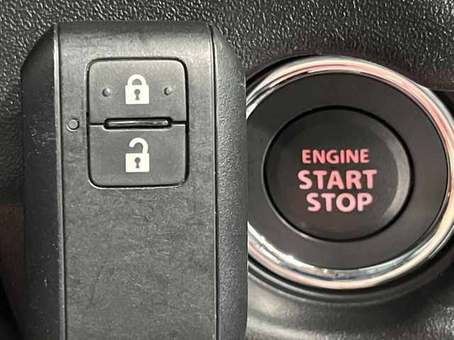 【キーレススタートシステム】カバンやポケットに入れたままでもドアの施錠・解錠が可能なスマートキーを装備。エンジンのオン・オフ時もカギを取り出す必要が無いからとっても便利です♪