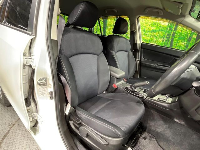 運転席まわりには十分なスペースがあり、大柄な方でもゆったり運転していただける環境です。