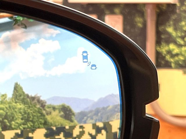 【ブラインドスポットインフォメーション】走行中、ドアミラーの死角になりやすい箇所に後続車が接近するとサイドミラー付近に警告を表示、ドライバーに注意喚起をしてくれます。