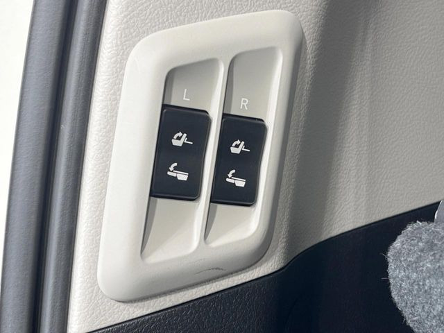 【電動格納サードシート】3列目はスイッチ一つでラクラク収納!荷物が多い時など座席を収納スペースに変更する際も、力は必要ありません!お子様でも簡単に操作していただけます!
