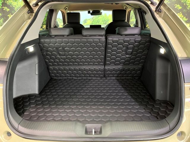 普段のお買い物や通勤、送迎等に十分な荷室スペースを確保しております。セカンドシートを倒すと、大きな荷物の積載も可能です♪