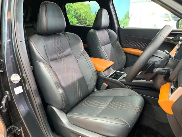 【本革シート】上質な本革を使用し、高級感あふれる本革シート。常に体に触れる部分だから、座り心地の良さにはこだわりたいですね♪汚れの付着や劣化を抑制する内装コーティング施工もおススメですよ♪