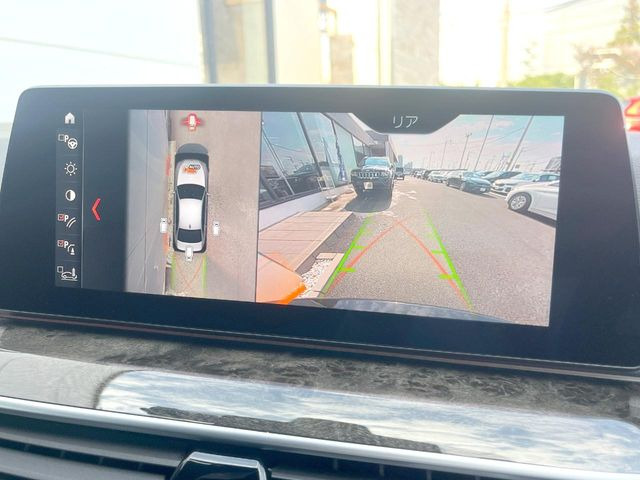 ●パノラミックビューモニター:専用のカメラにより、上から見下ろしたような視点で360度クルマの周囲を確認することができます☆死角部分も確認しやすく、狭い場所での切り返しや駐車もスムーズに行えます。