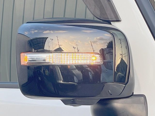 【サイドカメラ】停車・駐車時に死角になりがちな運転席から見えづらい部分の障害物を確認できます!雨天時や夜間などは特に活躍してくれるアイテムです。