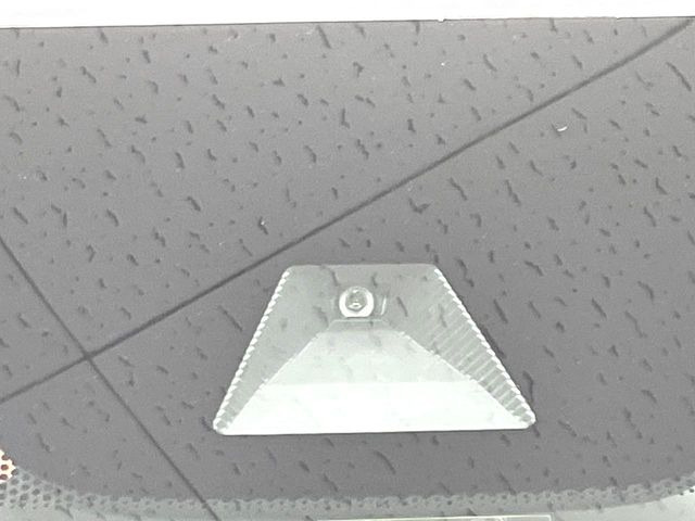 【ホンダセンシング】走行中に前方の車両等を認識し、衝突しそうな時は警報とブレーキで衝突回避と被害軽減をアシスト。より安全にドライブをお楽しみいただけます。