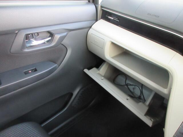 車検証入れ等書類一式を収納できるグローブボックスです。