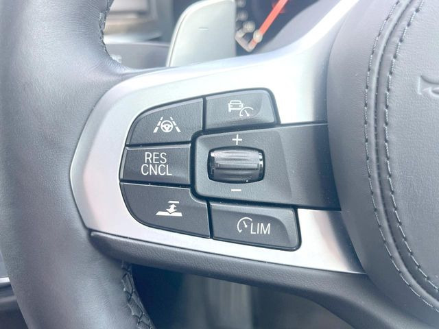 ●アクティブクルーズコントロール:前の車との車間距離を一定にとりつつ、一定速度で自動走行してくれる次世代のクルーズコントロール!主に高速道路や自動車専用道路で使用する便利な機能です!