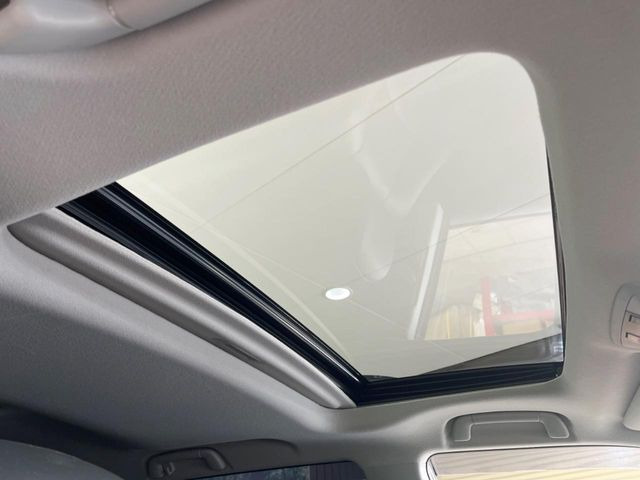 【サンルーフ】開放感たっぷりの希少装備、サンルーフが装着されています!車内に明かりを取り入れたり景色を楽しむ以外にも、車内の空気も簡単に換気できて快適です!