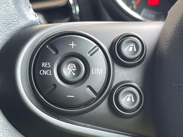 ●レーダークルーズコントロール:前の車との車間距離を一定にとりつつ、一定速度で自動走行してくれる次世代のクルーズコントロール!主に高速道路や自動車専用道路で使用する便利な機能です!