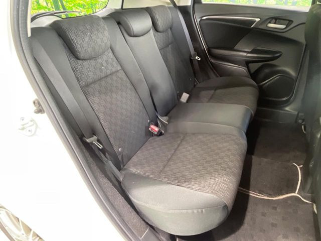 後部座席も気になるようなキズ・汚れやへたり等、大きなダメージはなく、良好な状態です。