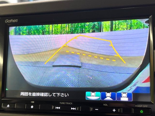 【バックカメラ】駐車時に後方がリアルタイム映像で確認できます。大型商業施設や立体駐車場での駐車時や、夜間のバック時に大活躍!運転スキルに関わらず、今や必須となった装備のひとつです!