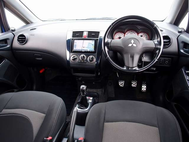 �������Y��Ƀ��[���N���[�j���O�ς݂ƂȂ�܂��B���΂��̌��ȏL����F���܂̏L����������܂���B����]�ɉ�����RECARO���Ȃǂ̃X�|�[�c�V�[�g�ɕύX���\�ł��B���C�y�ɂ����k�������܂�